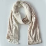 ⁦شال نسائي مخمل وشيفون مقاس 160×56 سم لون بيج⁩ - الصورة ⁦2⁩