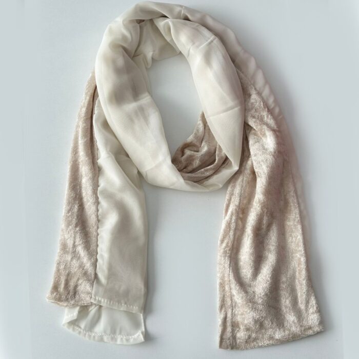 ⁦شال نسائي مخمل وشيفون مقاس 160×56 سم لون بيج⁩ - الصورة ⁦2⁩