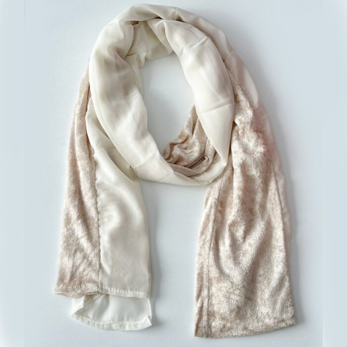 ⁦شال نسائي مخمل وشيفون مقاس 160×56 سم لون بيج⁩ - الصورة ⁦3⁩