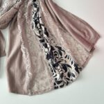 ⁦شال نسائي دانتيل وقماش مقاس 185×68 سم لون نهدي⁩ - الصورة ⁦2⁩