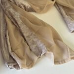 ⁦شال نسائي مخمل وشيفون مقاس 160×56 سم لون بيج⁩ - الصورة ⁦2⁩