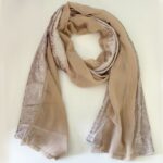 ⁦شال نسائي مخمل وشيفون مقاس 160×56 سم لون بيج⁩ - الصورة ⁦3⁩