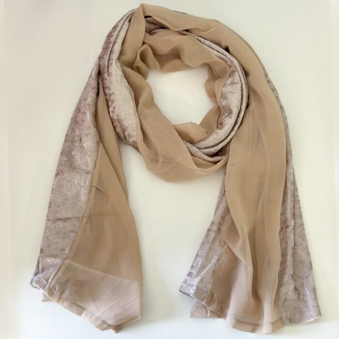 ⁦شال نسائي مخمل وشيفون مقاس 160×56 سم لون بيج⁩ - الصورة ⁦3⁩
