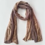 ⁦شال نسائي دانتيل وقماش مقاس 185×68 سم لون بني⁩ - الصورة ⁦3⁩