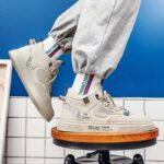 ⁦حذاء رياضي جلد غير رسمي للرجال لون بيج ونعل بيج⁩ - الصورة ⁦3⁩