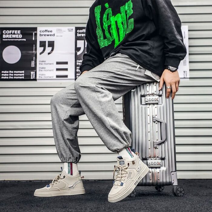 ⁦حذاء رياضي جلد غير رسمي للرجال لون بيج ونعل بيج⁩ - الصورة ⁦4⁩