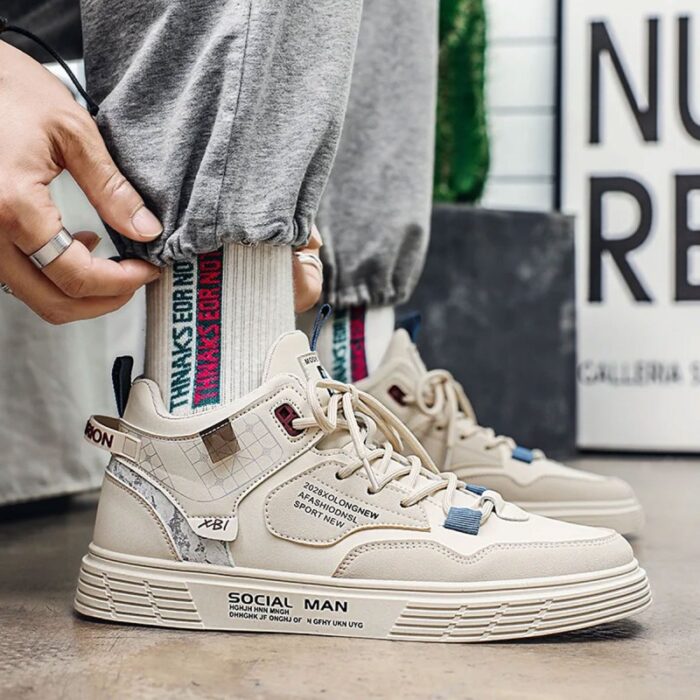 ⁦حذاء رياضي جلد غير رسمي للرجال لون بيج ونعل بيج⁩ - الصورة ⁦5⁩