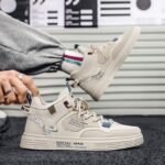 ⁦حذاء رياضي جلد غير رسمي للرجال لون بيج ونعل بيج⁩ - الصورة ⁦8⁩