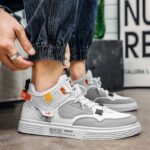 ⁦حذاء رياضي جلد غير رسمي للرجال لون أبيض ونعل أبيض⁩ - الصورة ⁦3⁩