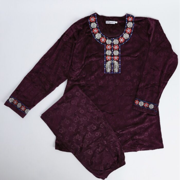 10328080_67db8d1f75101 بجامة نسائية حجم وافي مُكونة من قطعتين لون خمري - الصورة 1