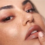 ⁦أحمر شفاه باور بوليت جلو المرطب من هدى بيوتي (موني ميكر) حجم 3 غم-Power Bullet Lipstick By Huda Beauty (Money Maker)⁩ - الصورة ⁦2⁩