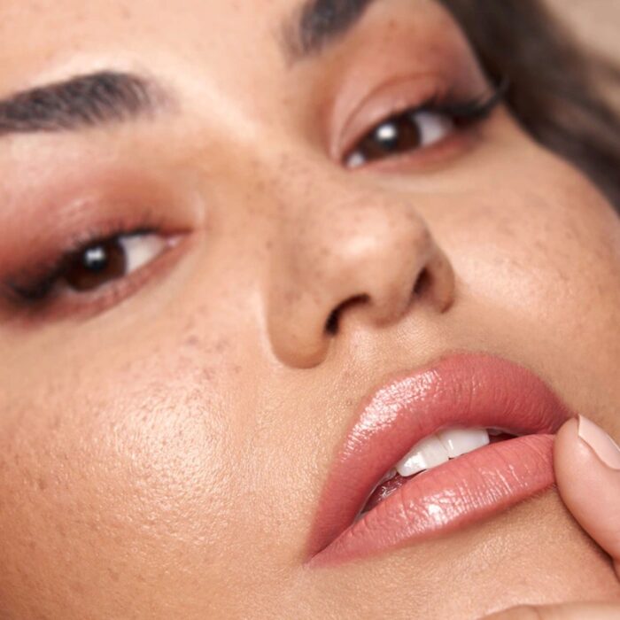 ⁦حمر شفاه باور بوليت جلو المرطب هدى بيوتي (موني بانل) 3 غم-Power Bullet Cream Glow Hydrating Lipstick Huda Beauty (Honey Bunl )⁩ - الصورة ⁦1⁩