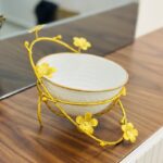 ⁦مضيفة أبيض وذهبي قياس 25*18 سم⁩ - الصورة ⁦2⁩