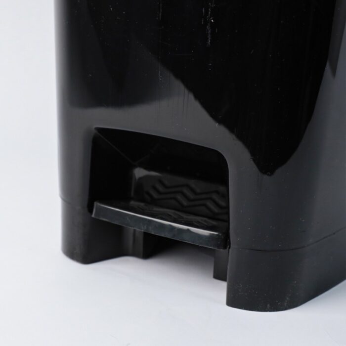 ⁦سلة مهملات دعسة 25 لتر لون أسود⁩ - الصورة ⁦4⁩