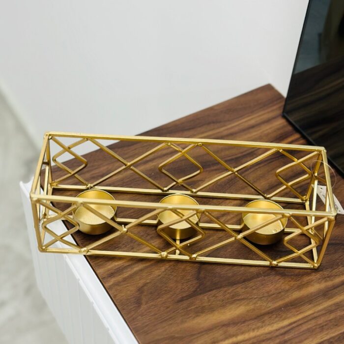 ⁦شمعدان معدن ذهبي لثلاث شمعات صغار .. قياس 26*8*8 سم⁩ - الصورة ⁦3⁩