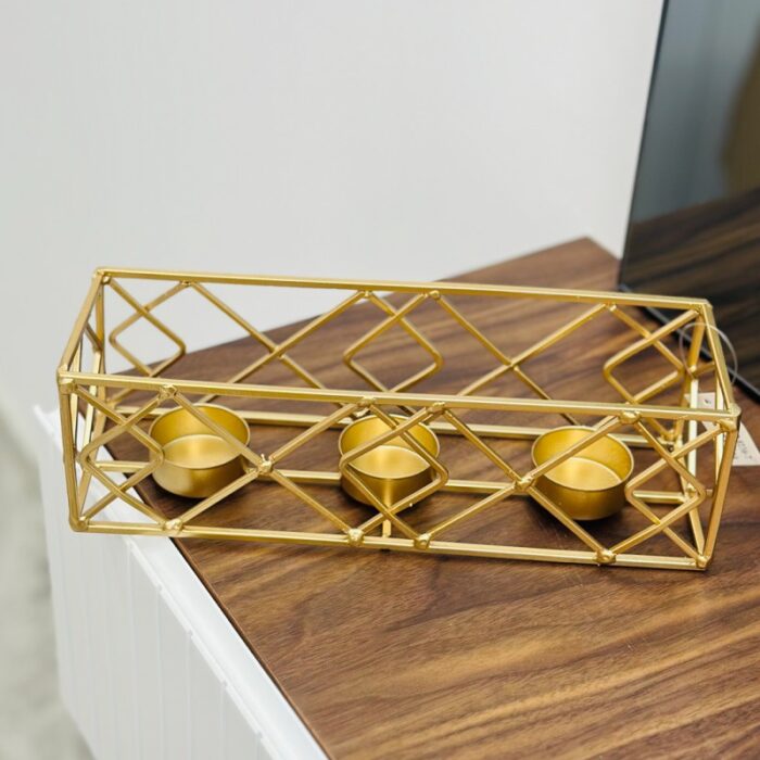 ⁦شمعدان معدن ذهبي لثلاث شمعات صغار .. قياس 26*8*8 سم⁩ - الصورة ⁦5⁩