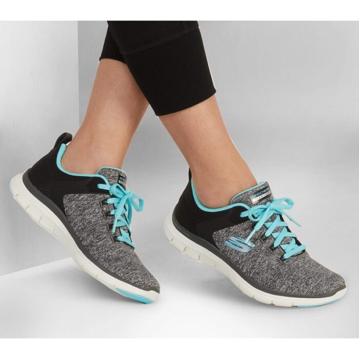 ⁦حذاء سكيتشرز فليكس ابريل 4.0 للنساء لون رمادي وأسود- Skechers Women's Flex Appeal 4.0 Shoes‏⁩ - الصورة ⁦3⁩