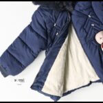 ⁦سترة نفخ مبطنة فرو بتصميم دبدوب للأطفال لون كحلي من Sami Boutique⁩ - الصورة ⁦2⁩