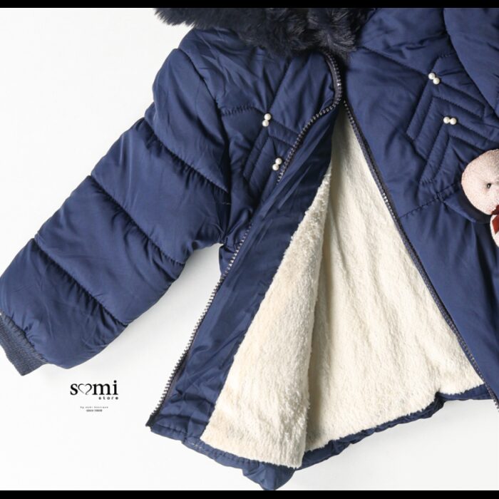 ⁦سترة نفخ مبطنة فرو بتصميم دبدوب للأطفال لون كحلي من Sami Boutique⁩ - الصورة ⁦2⁩