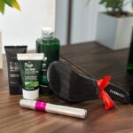 ⁦بكج العناية بالشعر والوجه من فارمسي ( شامبو + كريم أساس مطفأ اللمعة + هدية فرشاة شعر + كريم الوجه + ماسكارا )⁩ - الصورة ⁦2⁩