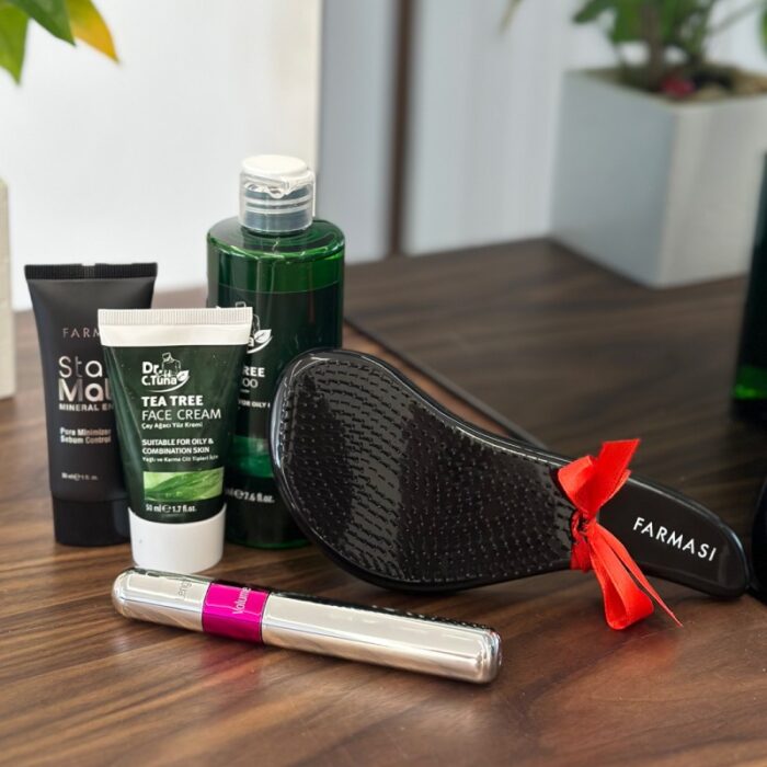 ⁦بكج العناية بالشعر والوجه من فارمسي ( شامبو + كريم أساس مطفأ اللمعة + هدية فرشاة شعر + كريم الوجه + ماسكارا )⁩ - الصورة ⁦2⁩