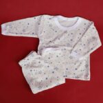 ⁦بجامة بيبي قطن بأكمام طويلة بتصميم رسوم نجوم لون أبيض⁩ - الصورة ⁦2⁩