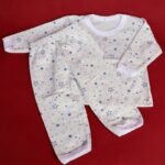 ⁦بجامة بيبي قطن بأكمام طويلة بتصميم رسوم نجوم لون أبيض⁩ - الصورة ⁦3⁩