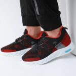 ⁦حذاء فاشن سبورت رياضي للجنسين لون أسود وأحمر⁩ - الصورة ⁦2⁩