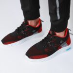 ⁦حذاء فاشن سبورت رياضي للجنسين لون أسود وأحمر⁩ - الصورة ⁦3⁩