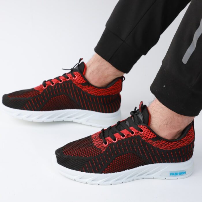 ⁦حذاء فاشن سبورت رياضي للجنسين لون أسود وأحمر⁩ - الصورة ⁦2⁩