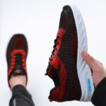 ⁦حذاء فاشن سبورت رياضي للجنسين لون أسود وأحمر⁩ - الصورة ⁦3⁩