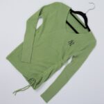 ⁦بلوزة صوف ناعم قبة في للنساء لون أخضر فاتح⁩ - الصورة ⁦2⁩