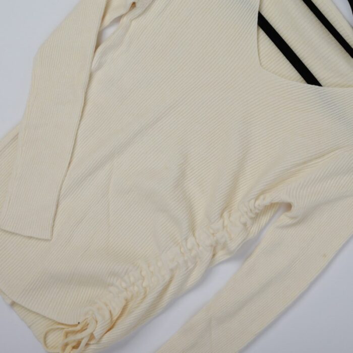 10328893_67db905b10b4d بلوزة توب صوف ناعم بـأكمام طويلة للنساء لون أوف وايت - الصورة 1