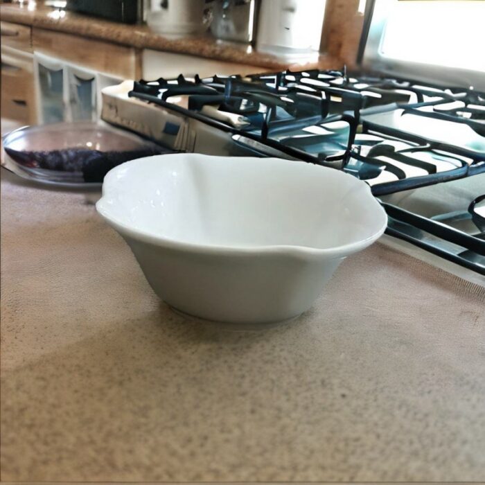 ⁦زبدية بورسلان حجم صغير لون أبيض قياس 11*11*4.5 سم⁩ - الصورة ⁦2⁩