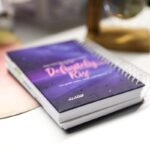 ⁦دفتر رسم سلك حلزوني صغيرتصميم زهور حجم 9.5×13.5سم⁩ - الصورة ⁦3⁩