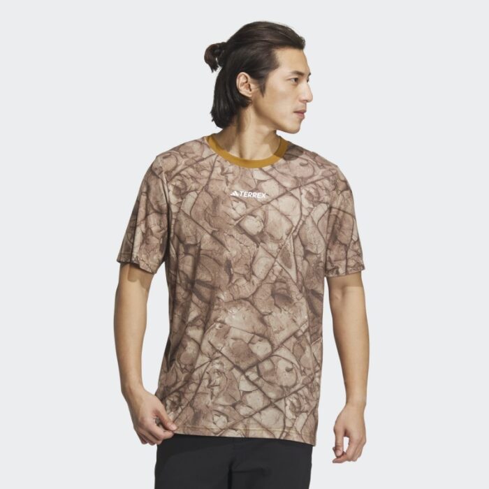 ⁦تيشيرت اديداس تريكس جيو جرافيك للجنسين لون بني- adidas Unisex' Terrex Geographic Graphic Tencel Tee⁩ - الصورة ⁦2⁩