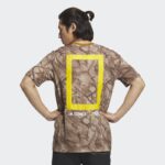 ⁦تيشيرت اديداس تريكس جيو جرافيك للجنسين لون بني- adidas Unisex' Terrex Geographic Graphic Tencel Tee⁩ - الصورة ⁦4⁩