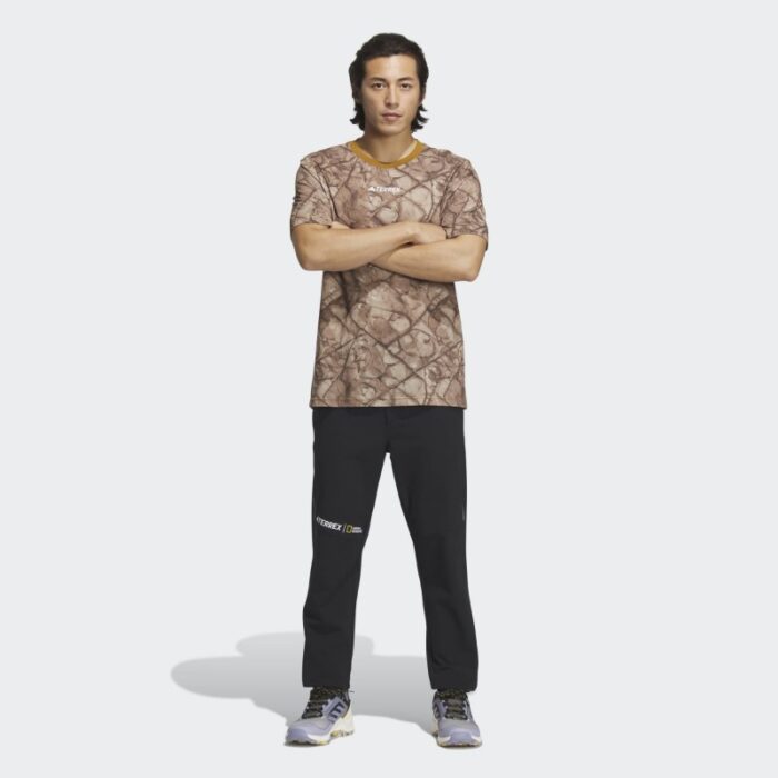 ⁦تيشيرت اديداس تريكس جيو جرافيك للجنسين لون بني- adidas Unisex' Terrex Geographic Graphic Tencel Tee⁩ - الصورة ⁦6⁩