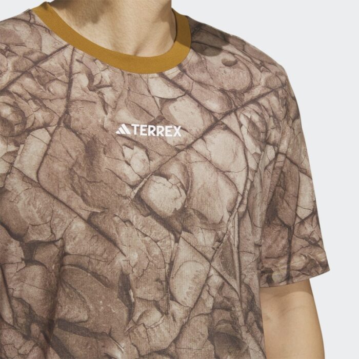 ⁦تيشيرت اديداس تريكس جيو جرافيك للجنسين لون بني- adidas Unisex' Terrex Geographic Graphic Tencel Tee⁩ - الصورة ⁦7⁩