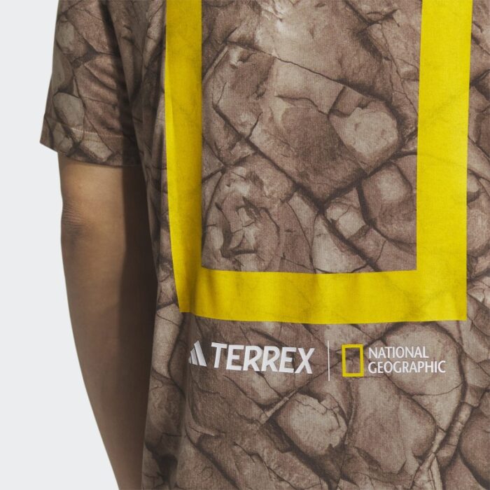 ⁦تيشيرت اديداس تريكس جيو جرافيك للجنسين لون بني- adidas Unisex' Terrex Geographic Graphic Tencel Tee⁩ - الصورة ⁦8⁩