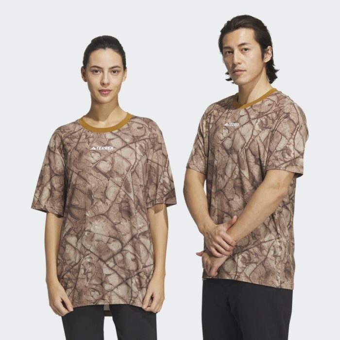 ⁦تيشيرت اديداس تريكس جيو جرافيك للجنسين لون بني- adidas Unisex' Terrex Geographic Graphic Tencel Tee⁩ - الصورة ⁦10⁩
