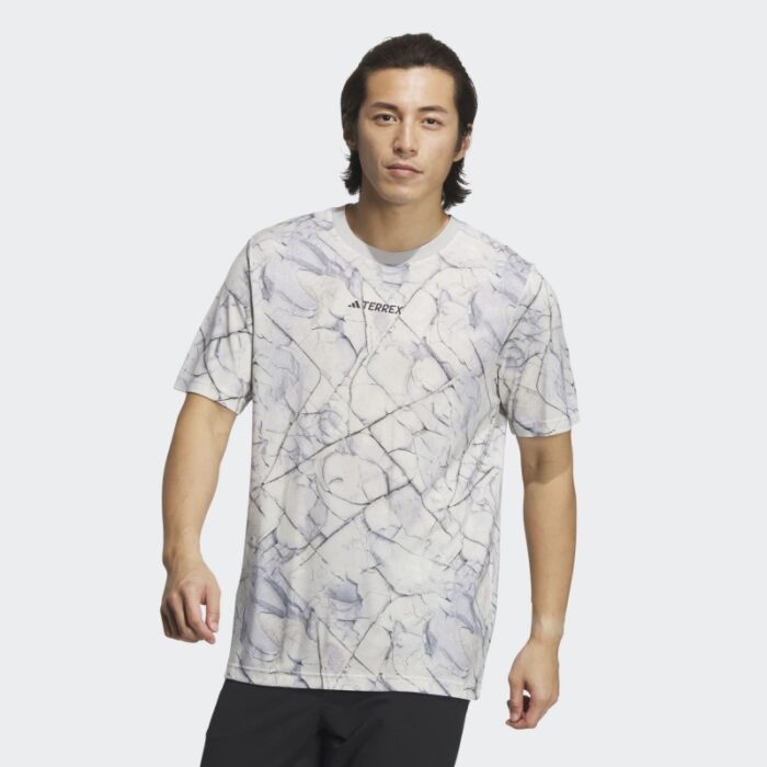 ⁦تيشيرت اديداس تريكس جيو جرافيك للجنسين لون رمادي- adidas Unisex' Terrex Geographic Graphic Tencel Tee⁩ - الصورة ⁦2⁩