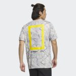 ⁦تيشيرت اديداس تريكس جيو جرافيك للجنسين لون رمادي- adidas Unisex' Terrex Geographic Graphic Tencel Tee⁩ - الصورة ⁦4⁩