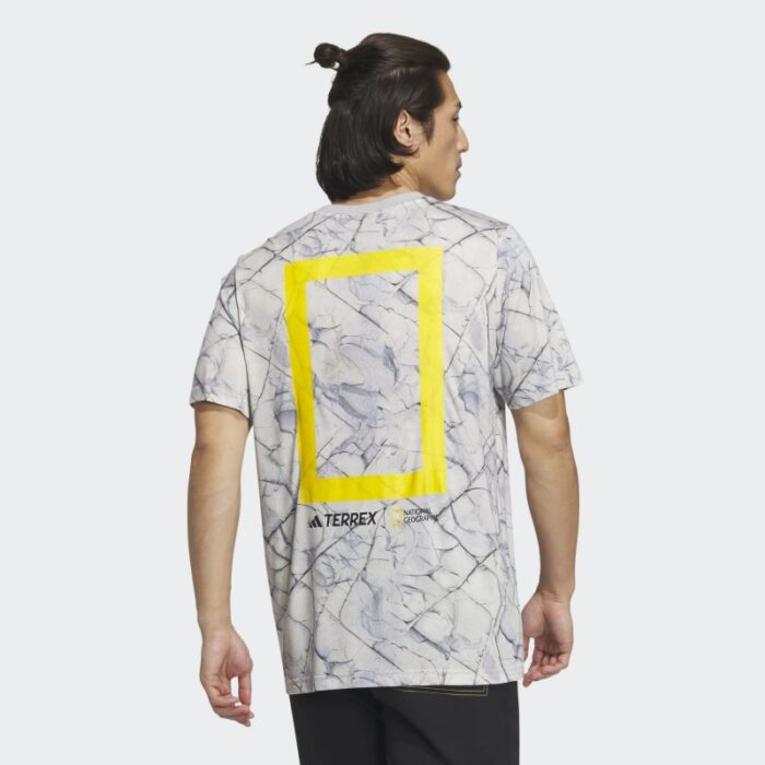 ⁦تيشيرت اديداس تريكس جيو جرافيك للجنسين لون رمادي- adidas Unisex' Terrex Geographic Graphic Tencel Tee⁩ - الصورة ⁦4⁩