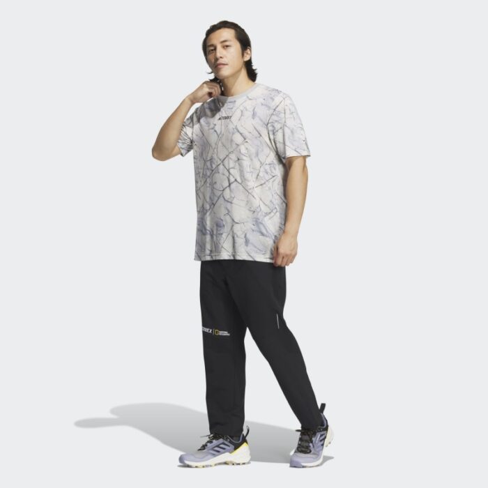 ⁦تيشيرت اديداس تريكس جيو جرافيك للجنسين لون رمادي- adidas Unisex' Terrex Geographic Graphic Tencel Tee⁩ - الصورة ⁦6⁩
