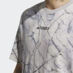 ⁦تيشيرت اديداس تريكس جيو جرافيك للجنسين لون رمادي- adidas Unisex' Terrex Geographic Graphic Tencel Tee⁩ - الصورة ⁦7⁩