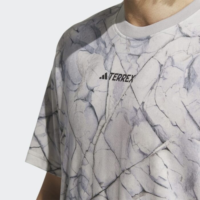 ⁦تيشيرت اديداس تريكس جيو جرافيك للجنسين لون رمادي- adidas Unisex' Terrex Geographic Graphic Tencel Tee⁩ - الصورة ⁦7⁩