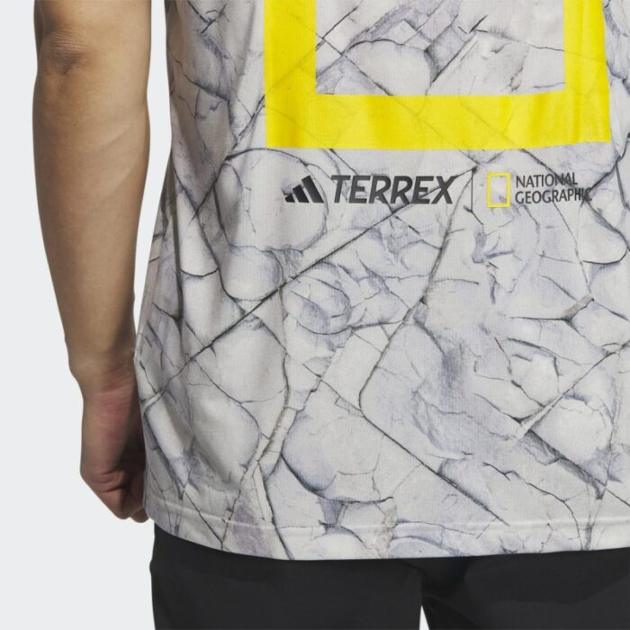 ⁦تيشيرت اديداس تريكس جيو جرافيك للجنسين لون رمادي- adidas Unisex' Terrex Geographic Graphic Tencel Tee⁩ - الصورة ⁦8⁩