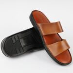 ⁦شبشب جلد بتصميم حزامين مفتوح الأصابع للرجال لون كموني غامق ونعل أسود⁩ - الصورة ⁦4⁩