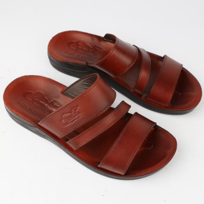 10329571_67db931573ede شبشب جلد بتصميم مفتوح الأصابع للرجال لون بني ونعل أسود - الصورة 1